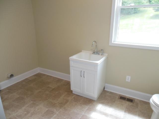 7010 Buckeye Road Roanoke, VA 24018 - Photo 16 of 17 DSCN2957