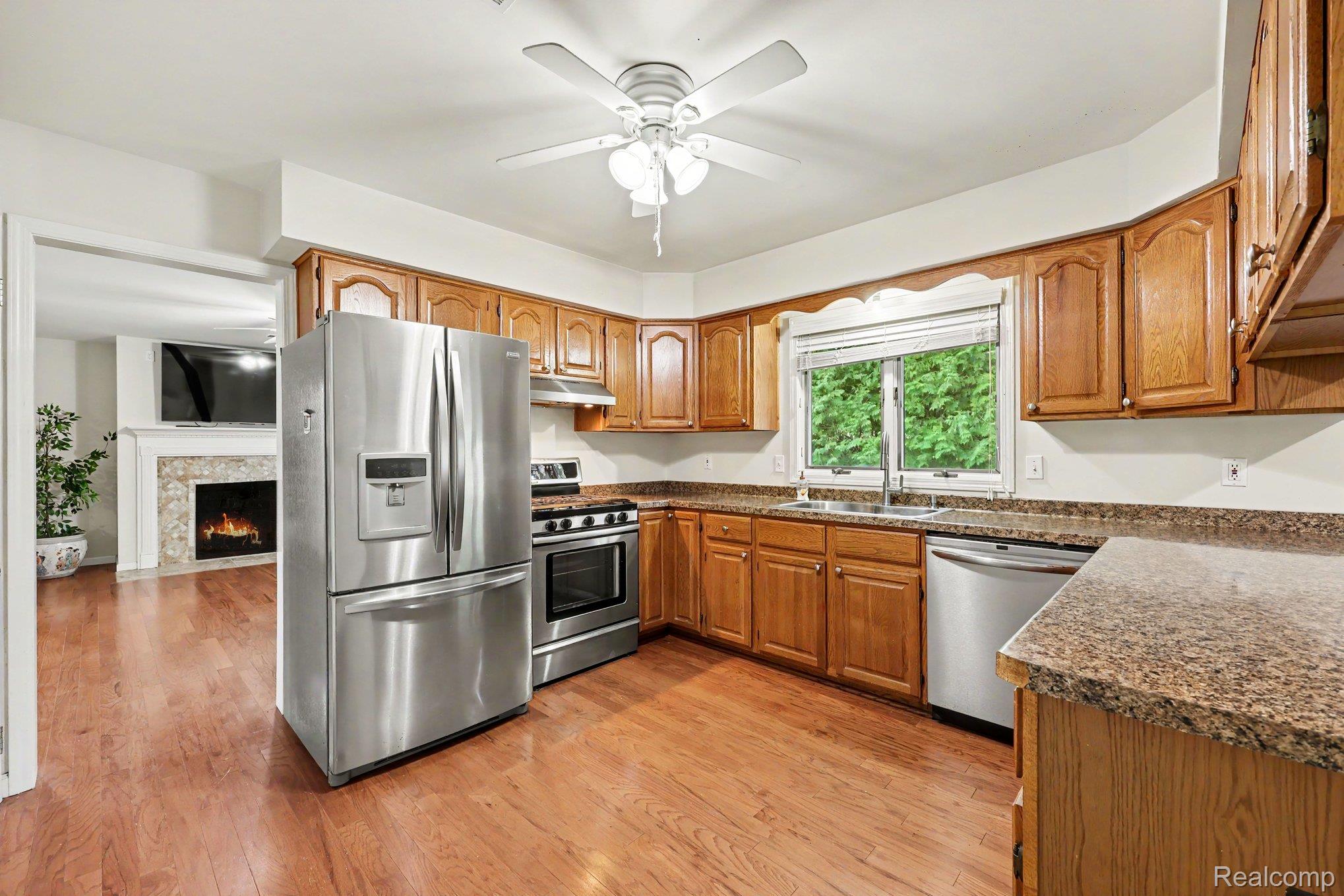 3750 Beach Road Troy, MI 48084 - Photo 8 of 27 009_file_6820.jpg