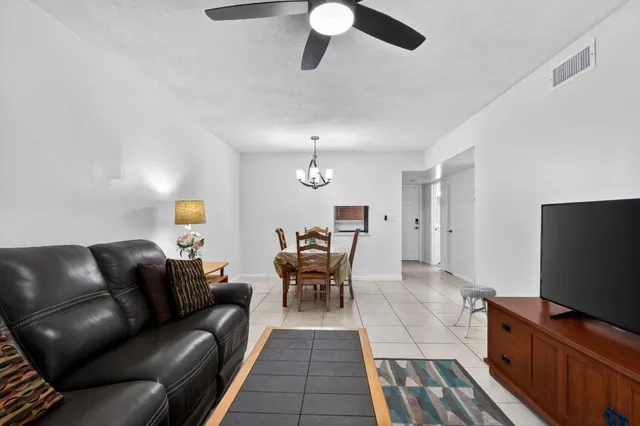 $135,000 | 2615 Northeast 1st Court, Unit 201, Boynton Beach, FL 33435