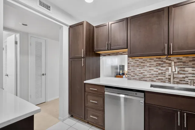 $135,000 | 2615 Northeast 1st Court, Unit 201, Boynton Beach, FL 33435