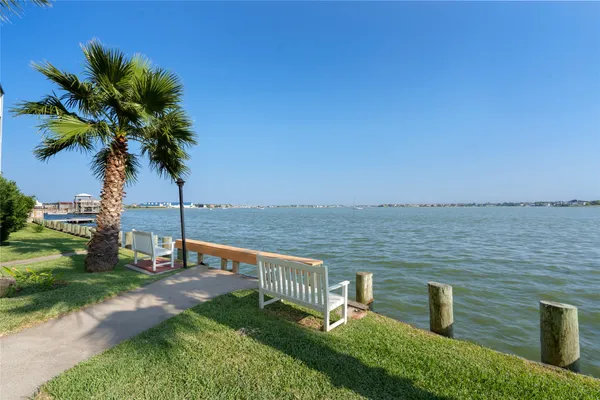 $1,300 | 4001 East NASA Parkway, Unit 213, El Lago, TX 77586