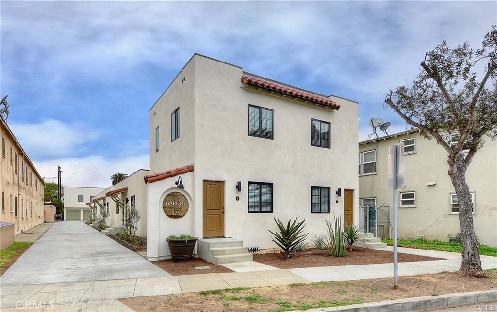 375 Termino Avenue, Unit A Long Beach, CA 90814 - Photo 13 of 13 a front view of a house with garden
