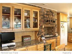 2962 Hiller Road West Bloomfield, MI 48324 - Photo 8 of 48 Kitchen w/ Brick Wall & Granite Buffet