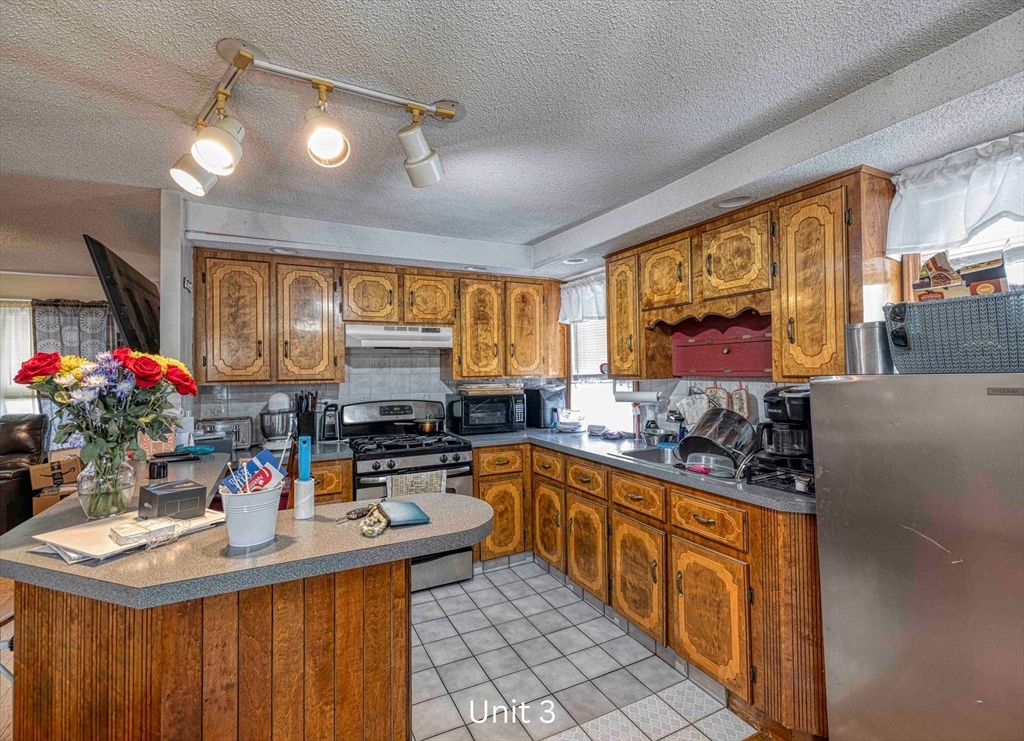 781 Eastern Avenue Fall River, MA 02723 - Photo 19 of 39