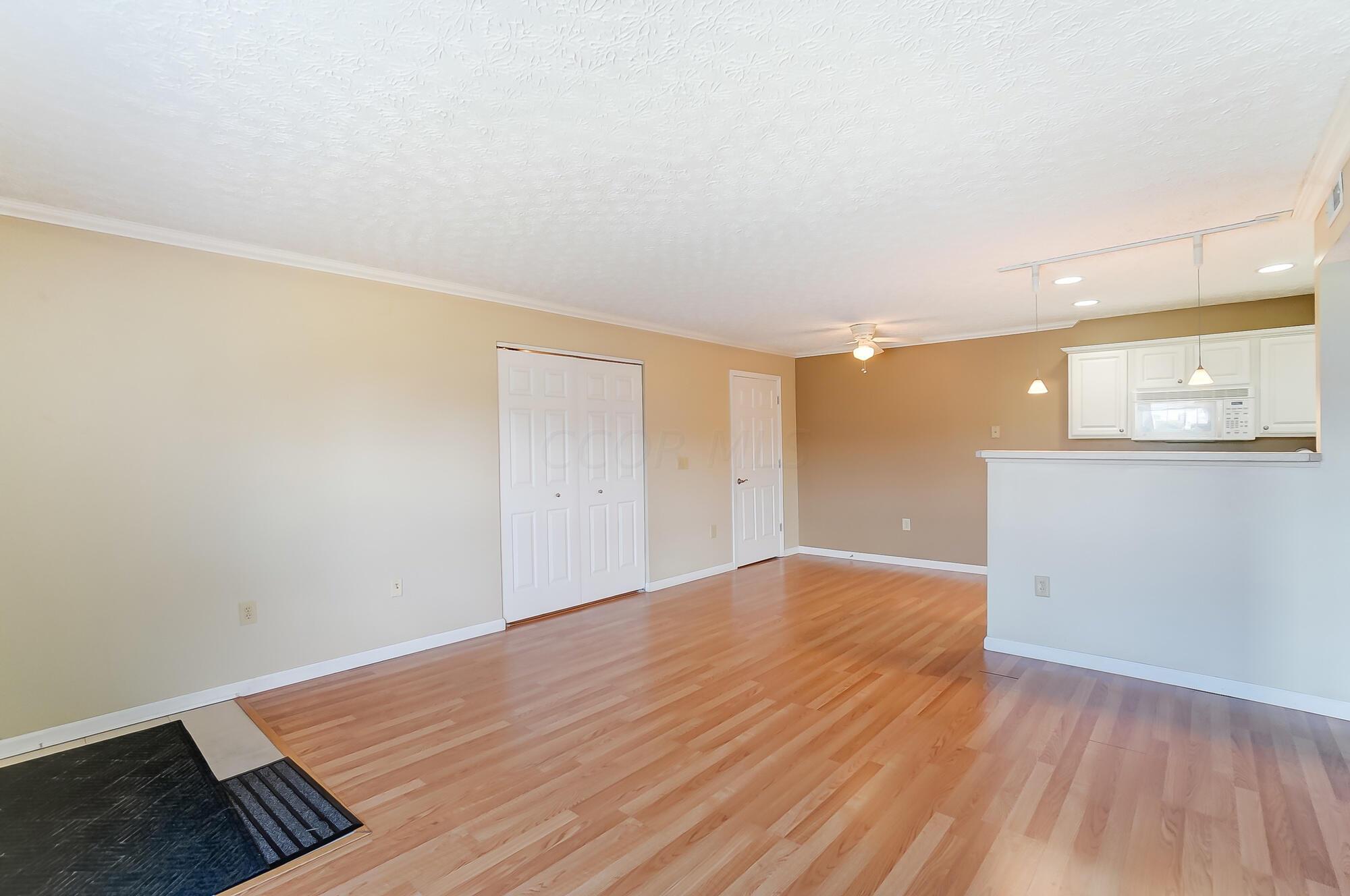 5536 Garden Ridge Columbus, OH 43228 - Photo 11 of 48 Living room