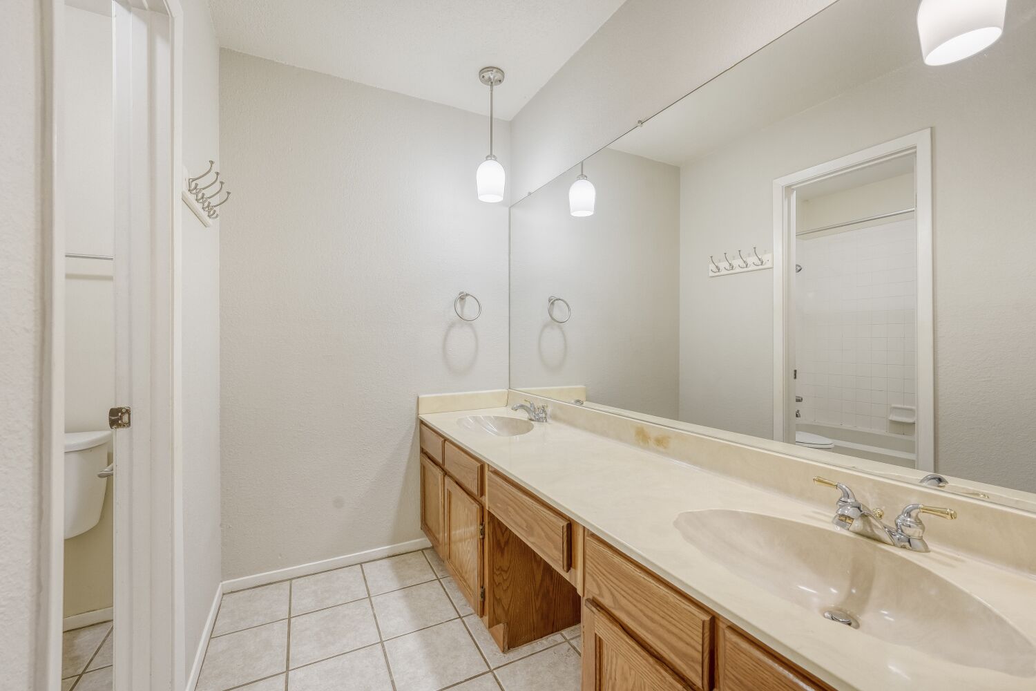 9100 Wagtail Drive Austin, TX 78748 - Photo 16 of 23 Full bathroom with double vanity, washtub / shower combination, drop down lights and full mirror.