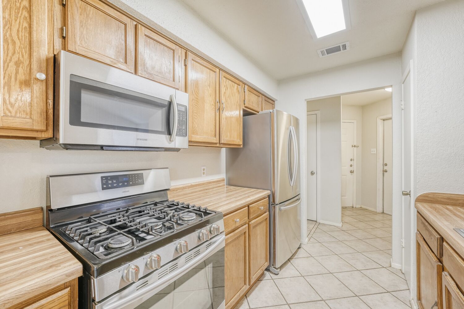 9100 Wagtail Drive Austin, TX 78748 - Photo 8 of 23 Kitchen with stainless steel appliances.