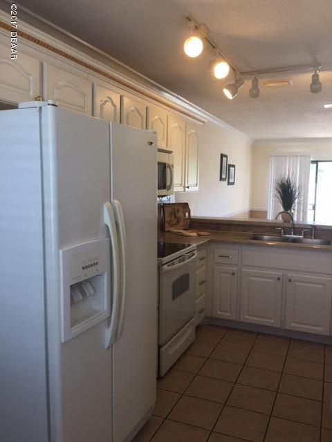 480 Reed Canal Road, Unit 11 South Daytona, FL 32119 - Photo 5 of 18 kitchen 2
