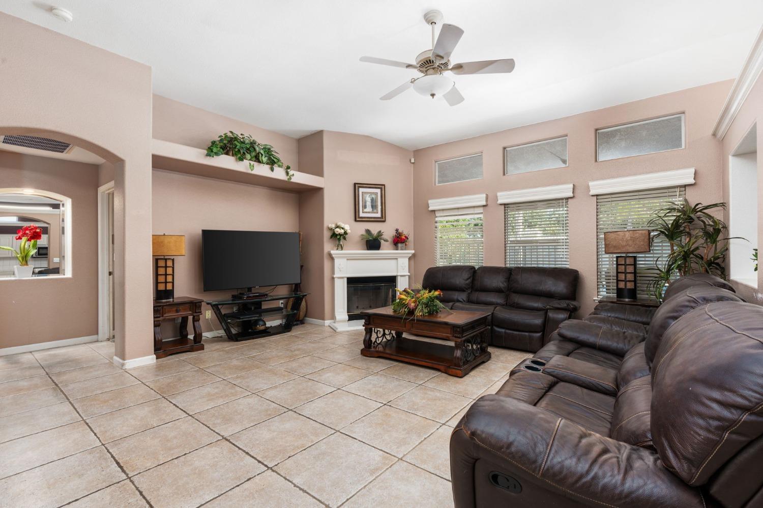 5074 West Decatur Avenue Fresno, CA 93722 - Photo 8 of 34 Gallery Image 8