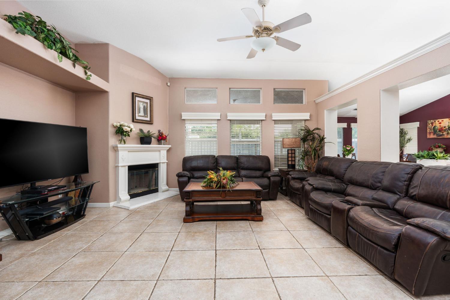 5074 West Decatur Avenue Fresno, CA 93722 - Photo 9 of 34 Gallery Image 9