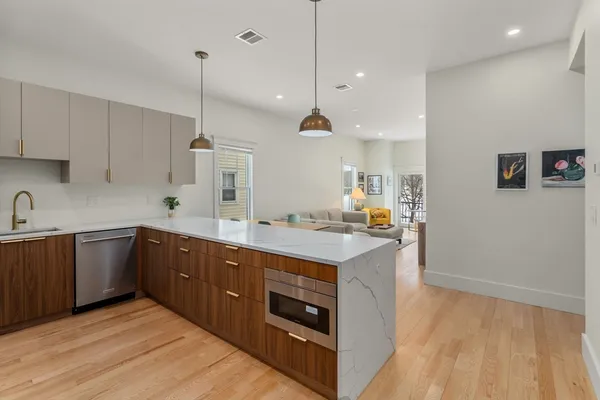 $2,000,000 | 57-59 Highland Road, Unit 57, Brookline, MA 02445