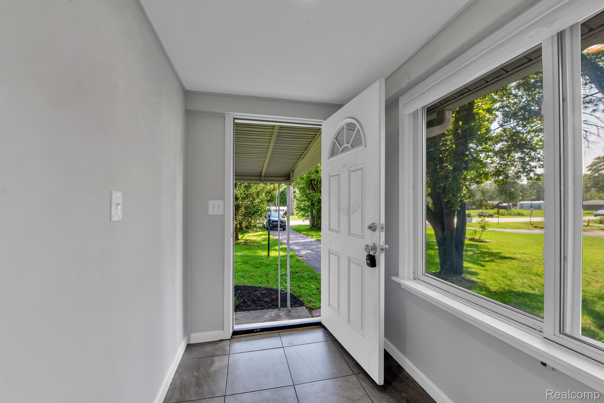 28926 King Road Romulus, MI 48174 - Photo 4 of 19 Gallery Image 4