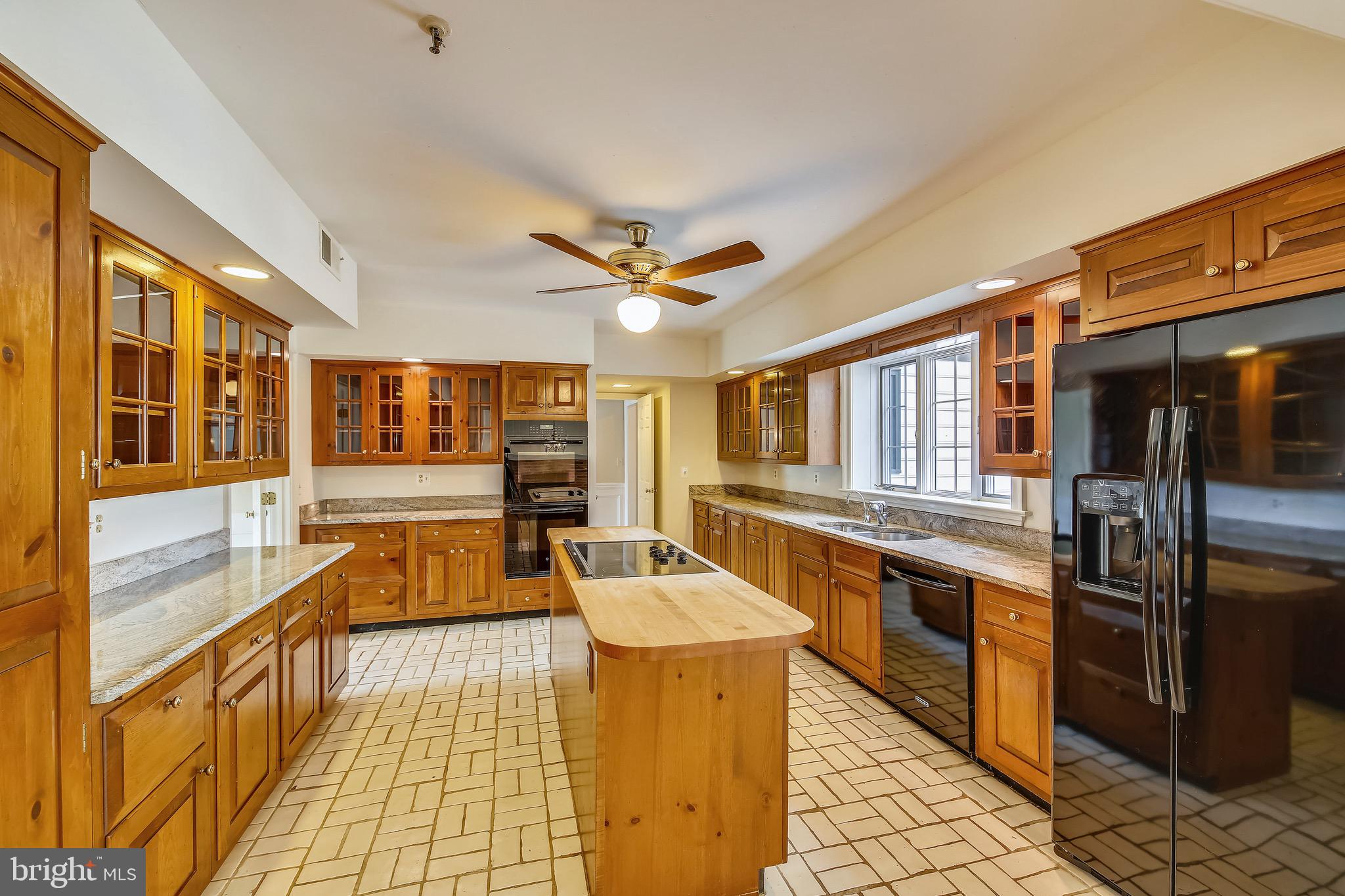 5 Beall Spring Court Potomac, MD 20854 - Photo 11 of 57 Kitchen w Double Ovens, GE Appliances