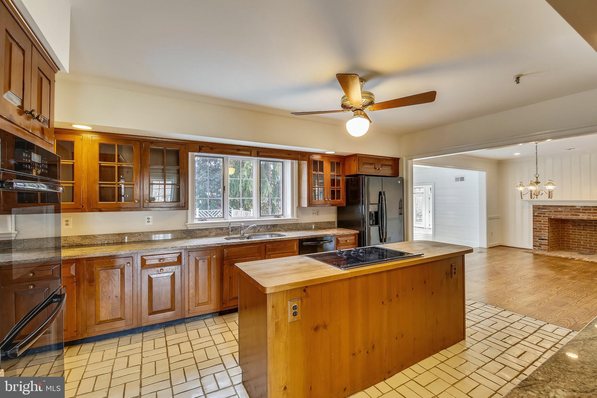 5 Beall Spring Court Potomac, MD 20854 - Photo 10 of 57 Kitchen w Double Ovens, GE Appliances