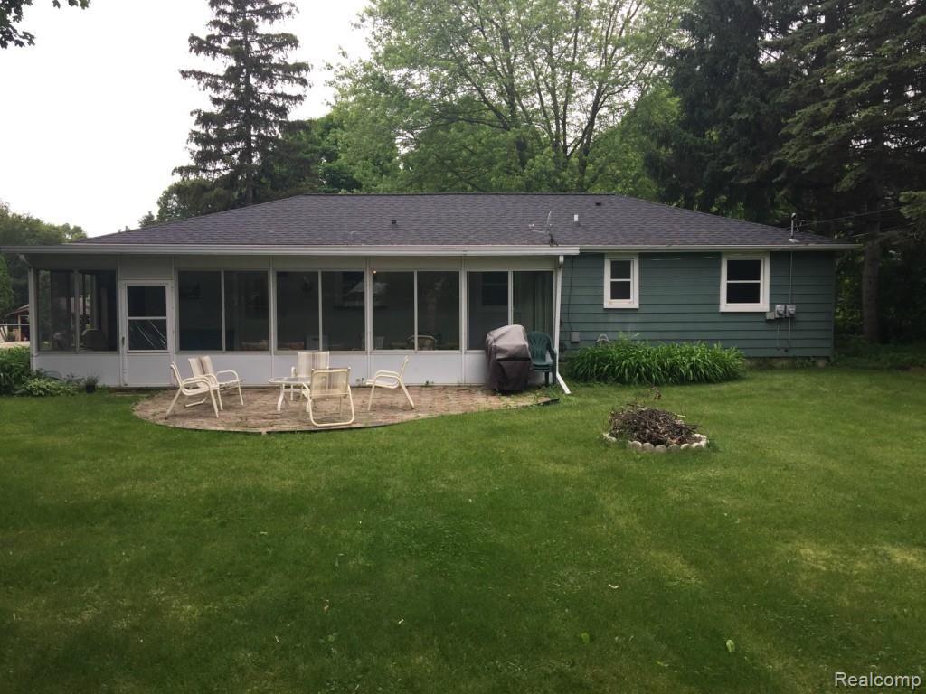 2122 Highfield Road Waterford, MI 48329 - Photo 23 of 29 Back of house - enclose porch