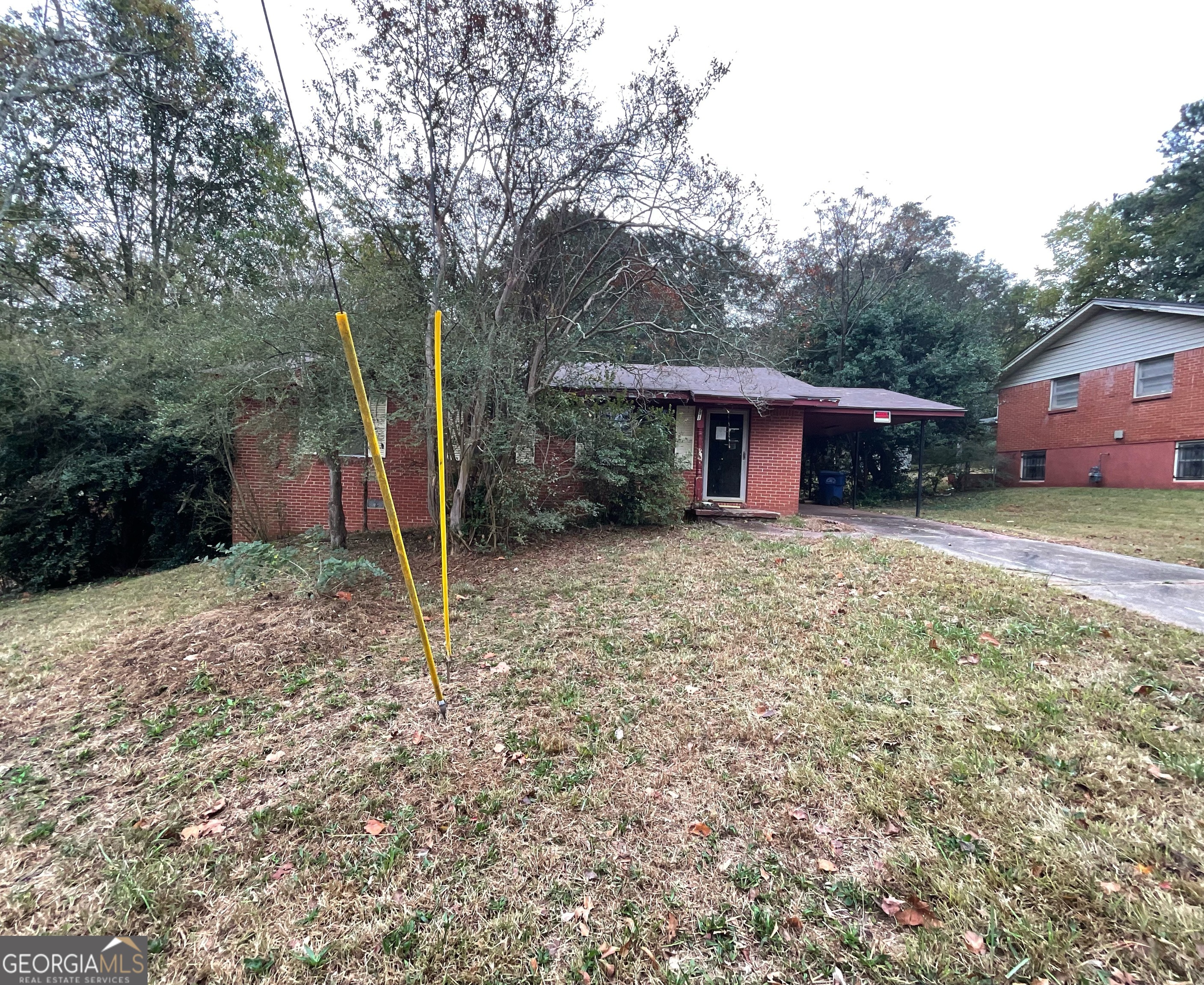 a view of a house with a yard