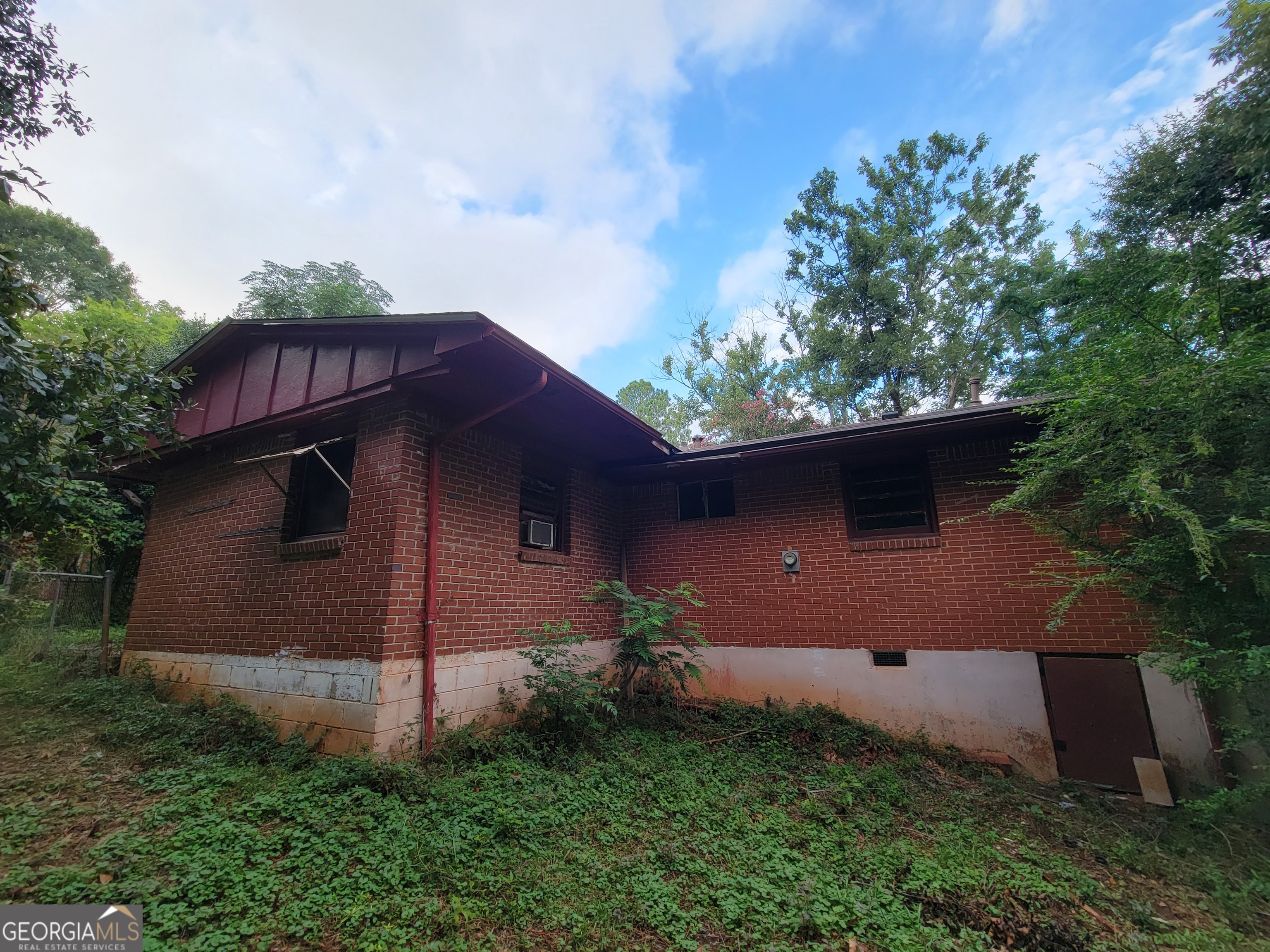 981 Luther Street Southeast Atlanta, GA 30315 - Photo 2 of 4 a backyard of a house with lots of green space