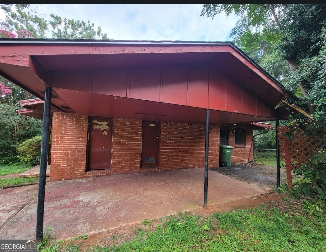 981 Luther Street Southeast Atlanta, GA 30315 - Photo 3 of 4 a view of a house with a porch