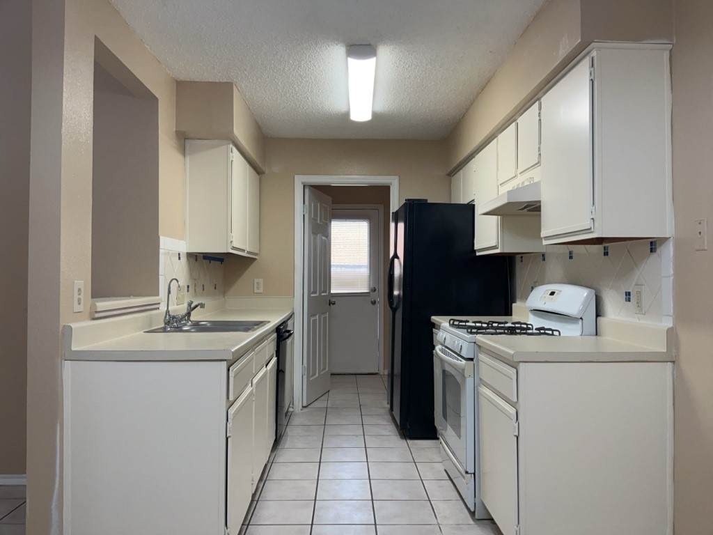 2028 Redwing Way Round Rock, TX 78664 - Photo 7 of 24 a kitchen with a sink stove and cabinets