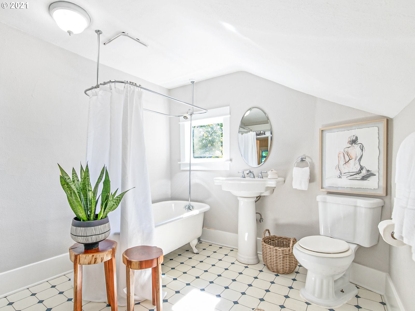 2330 North Kilpatrick Street Portland, OR 97217 - Photo 22 of 30 Bathroom