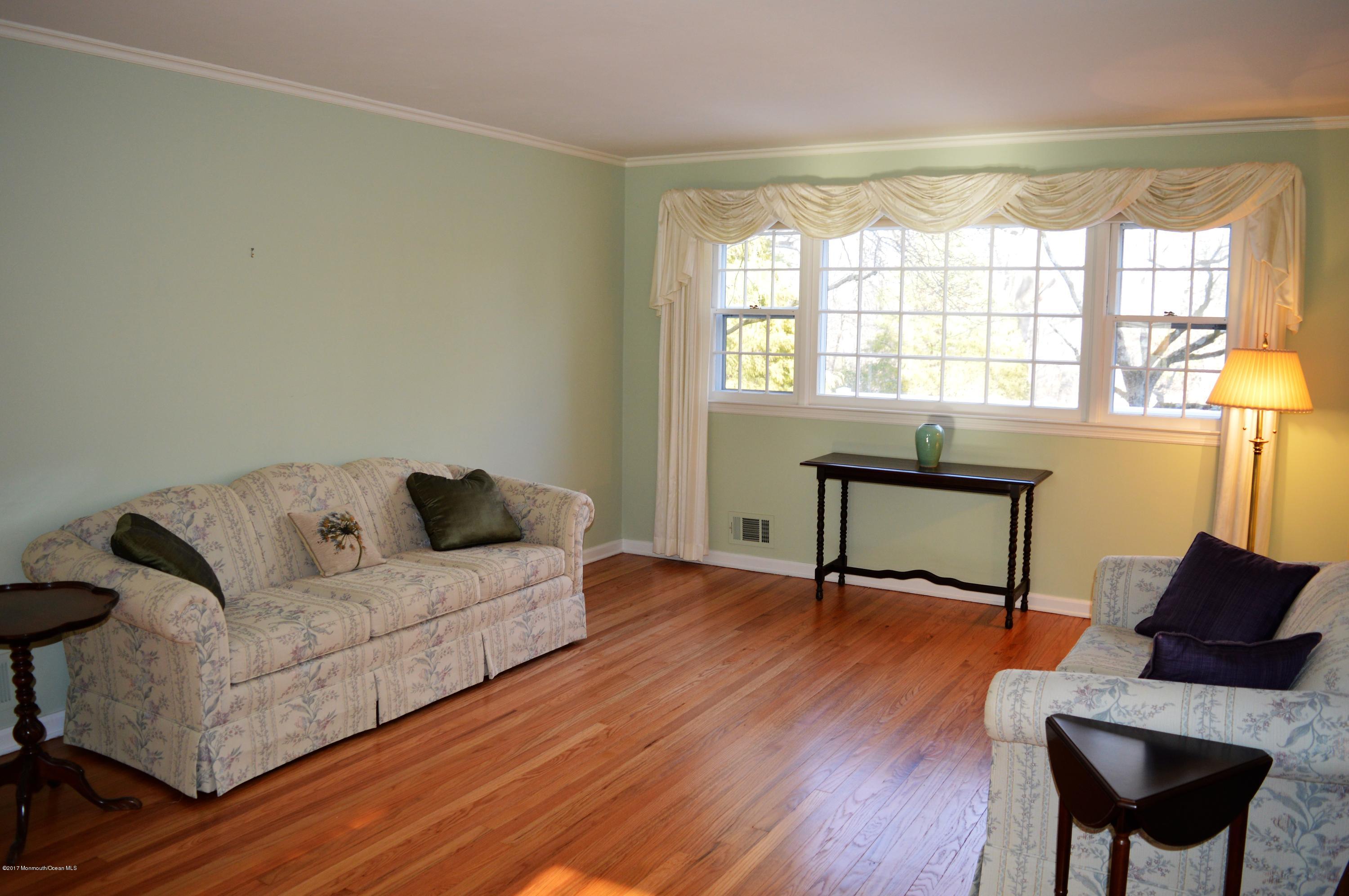 66 Wallace Road Middletown, NJ 07748 - Photo 10 of 39 Livingroom