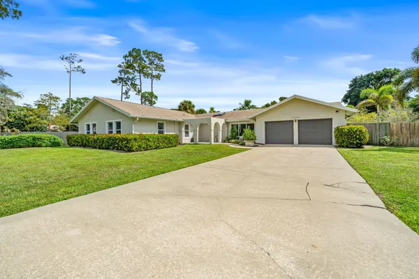 a view of house with a yard