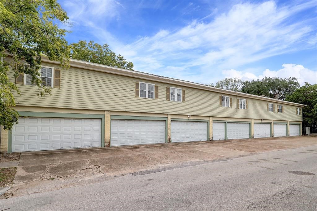 1603 Heights Boulevard, Unit 4 Houston, TX 77008 - Photo 11 of 18 Parking garage for the community