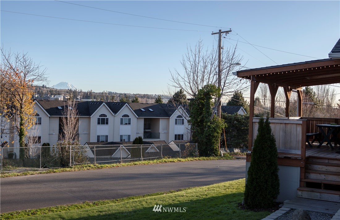 431 Maple Avenue Southwest Renton, WA 98057 - Photo 3 of 23