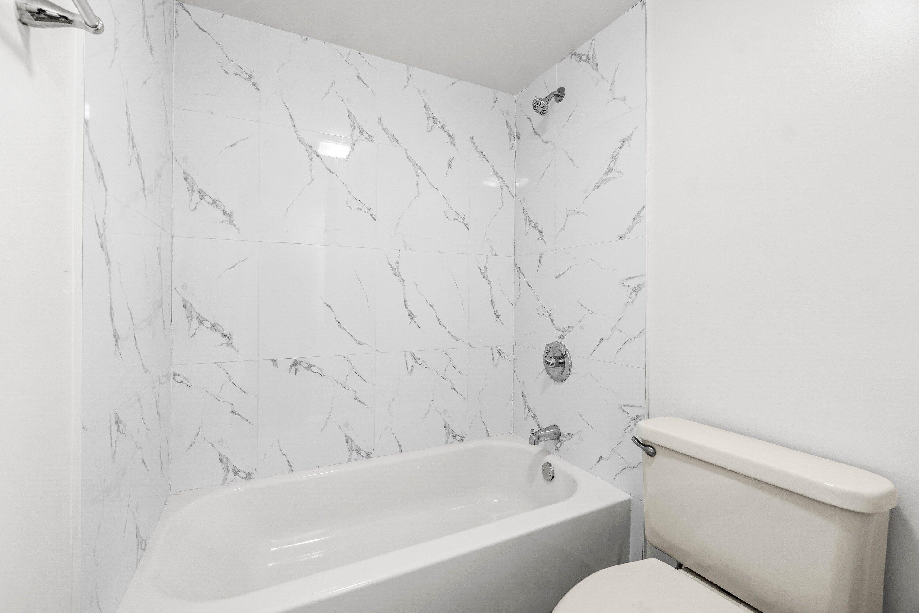 2905 Southwest 22nd Circle, Unit 40A Delray Beach, FL 33445 - Photo 24 of 38 a bathroom with a toilet and a bathtub