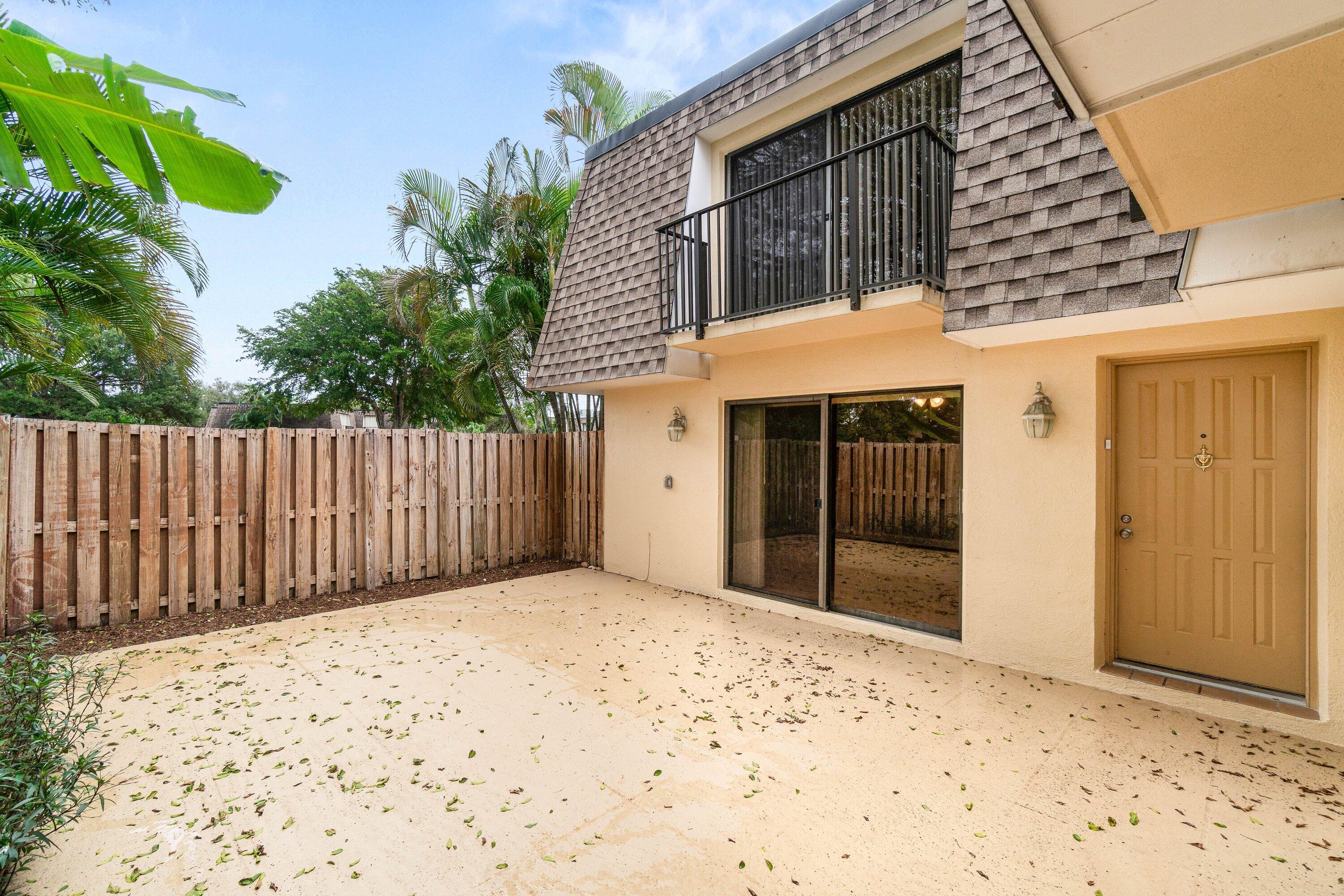 2905 Southwest 22nd Circle, Unit 40A Delray Beach, FL 33445 - Photo 34 of 38 a view of a backyard