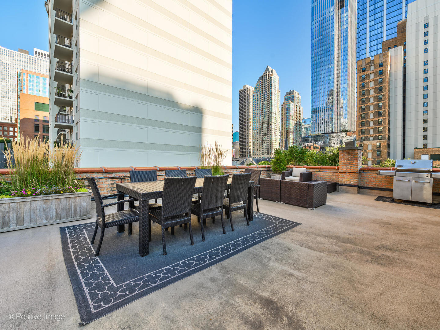 839 North Dearborn Street, Unit F Chicago, IL 60610 - Photo 29 of 40 a view of a tables and chairs in patio