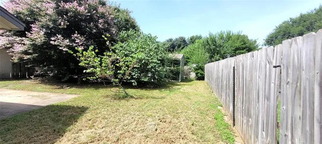 a view of yard with small space