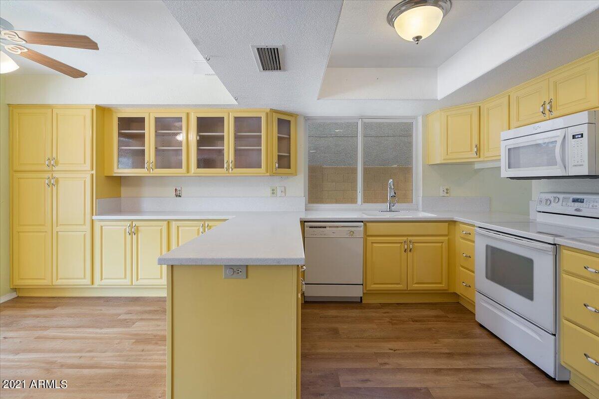 1821 East Hearn Road Phoenix, AZ 85022 - Photo 9 of 22 09-Kitchen