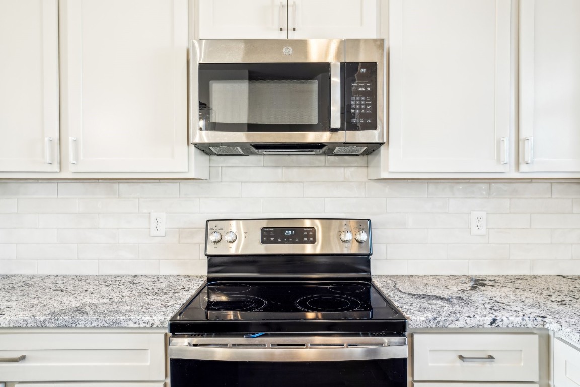 289 Star Grass Spring Branch, TX 78070 - Photo 19 of 39 a stove top oven sitting inside of a kitchen