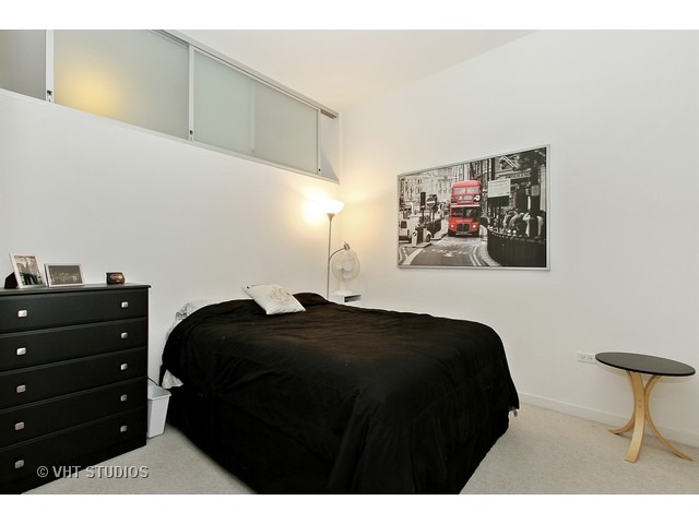 235 West Van Buren Street, Unit 4606 Chicago, IL 60607 - Photo 12 of 22 a bedroom with a bed and a painting on the wall