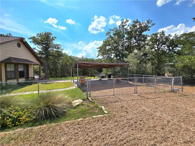 a view of a backyard