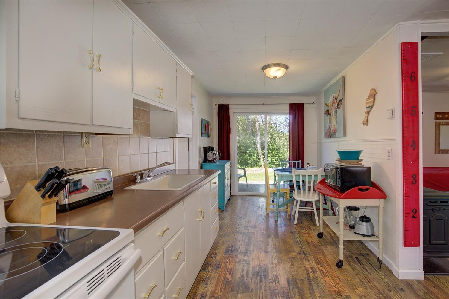 3106 South River Road Grants Pass, OR 97527 - Photo 24 of 33 2nd view of Guest House Kitchen & di