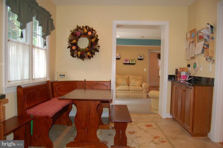 1000 Russell Road Alexandria, VA 22301 - Photo 28 of 30 Breakfast Area