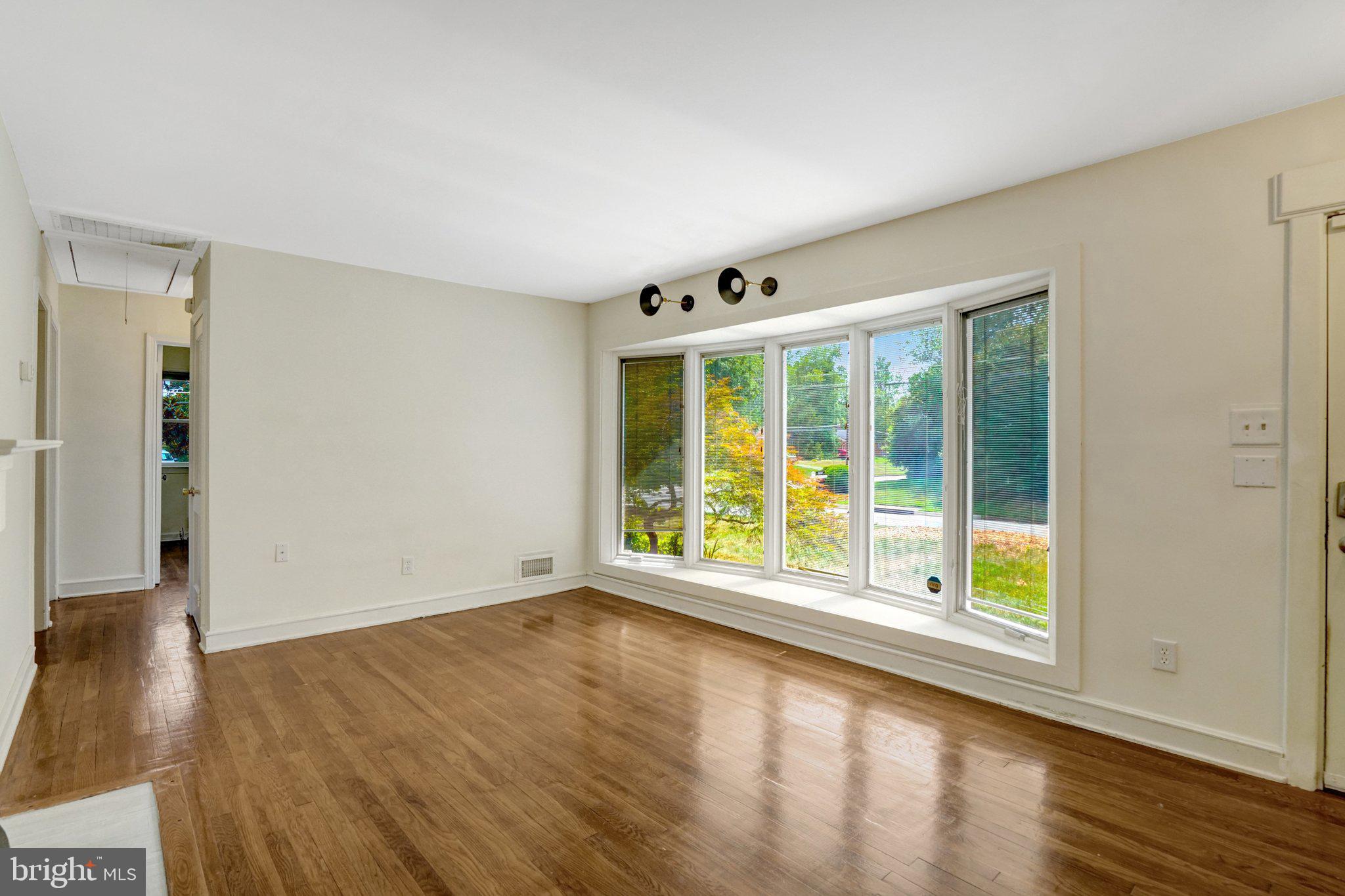 8015 New Market Road Alexandria, VA 22308 - Photo 8 of 41 Living room