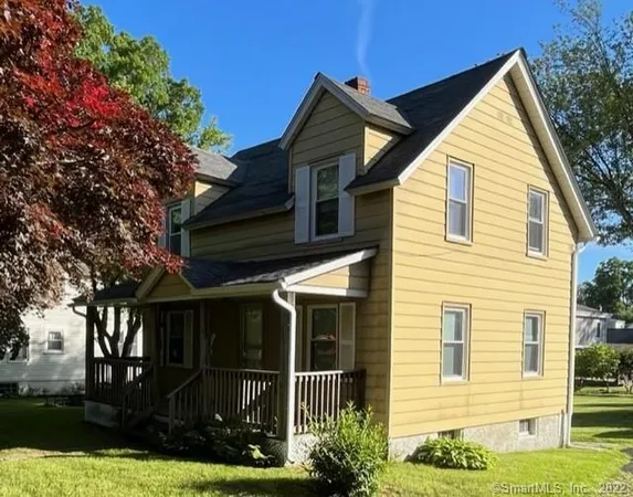 a view of a house with yard and plants