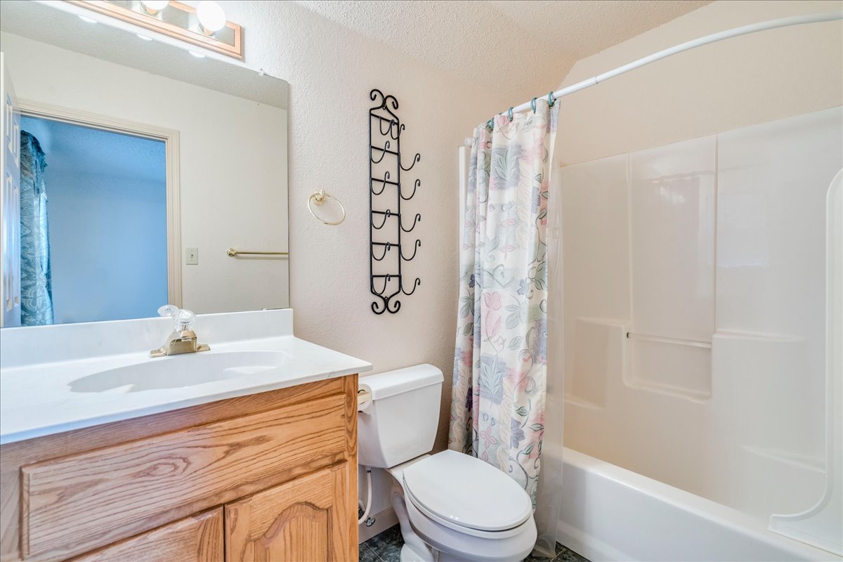 19106 Eyerley Road Manor, TX 78653 - Photo 27 of 40 Ensuite bathroom in fourth bedroom