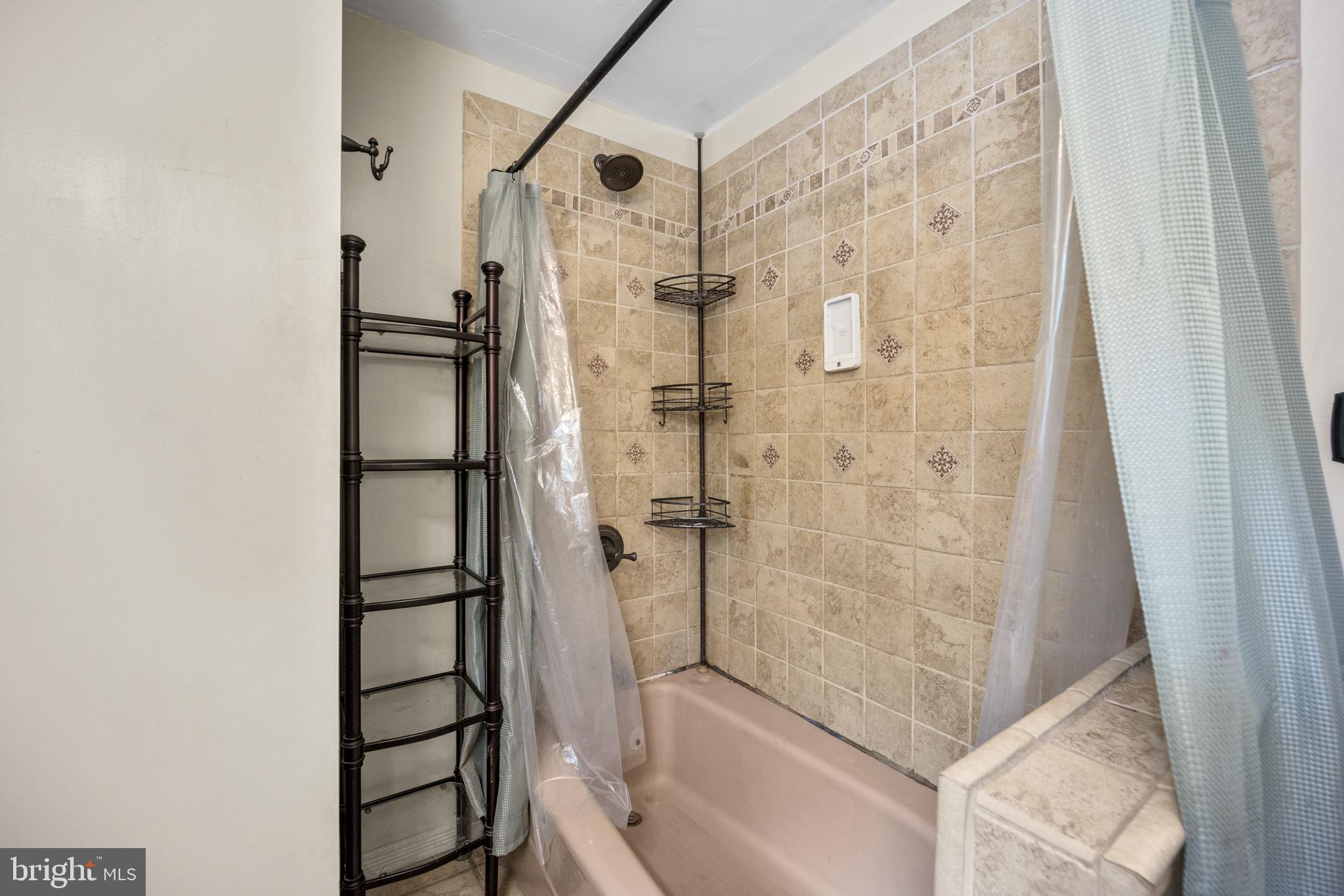 26 Balsam Road Levittown, PA 19057 - Photo 14 of 32 Full hall bath