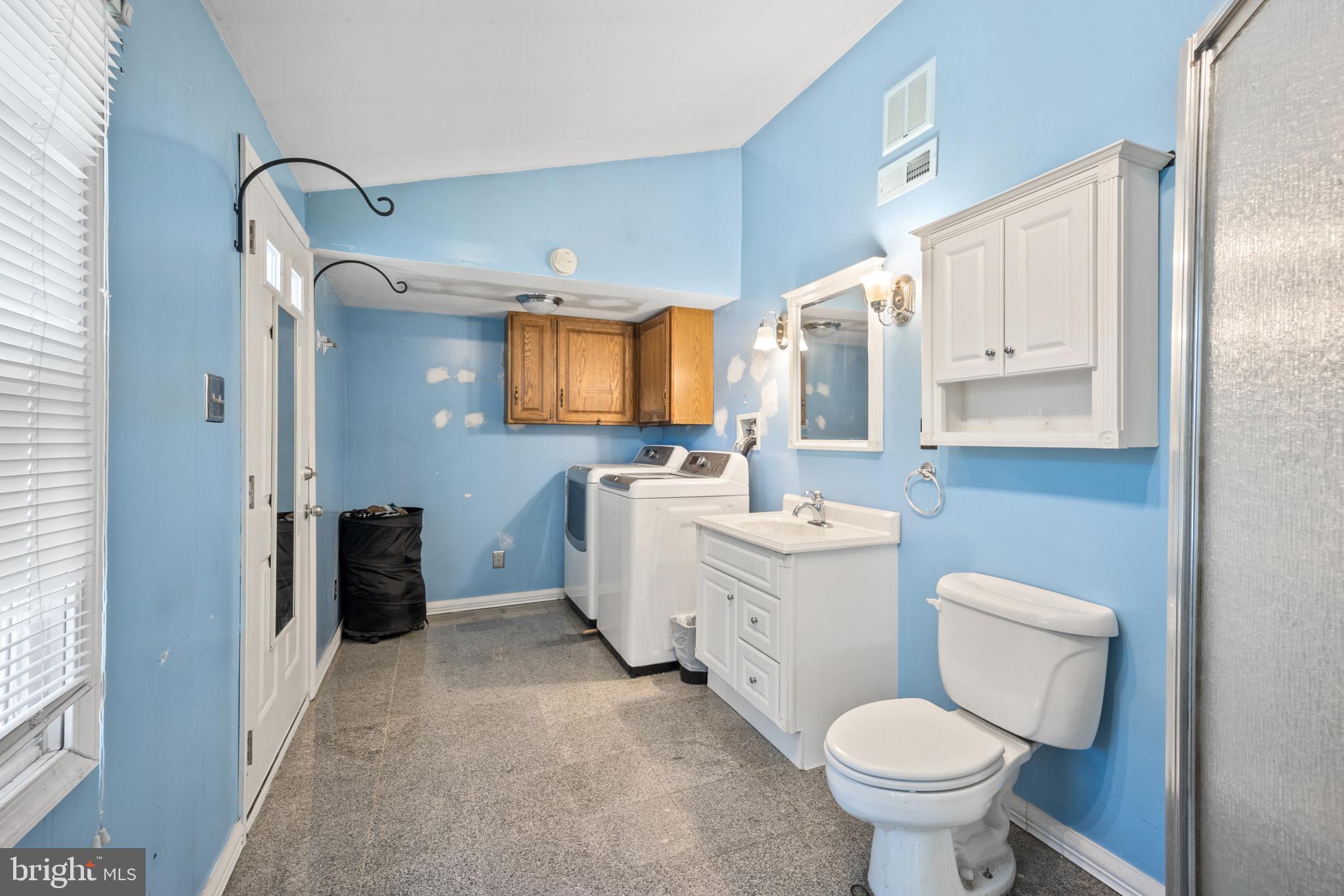 26 Balsam Road Levittown, PA 19057 - Photo 15 of 32 Laundry room with bath