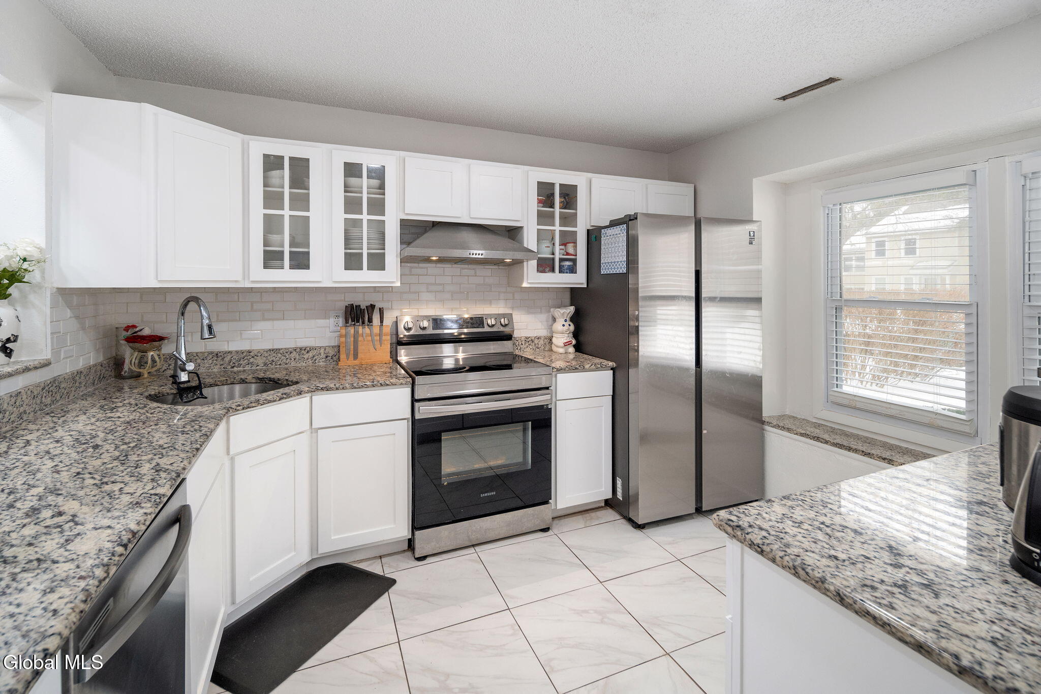 13 Raleigh Drive Halfmoon, NY 12065 - Photo 5 of 37 5-13RaleighDr_05