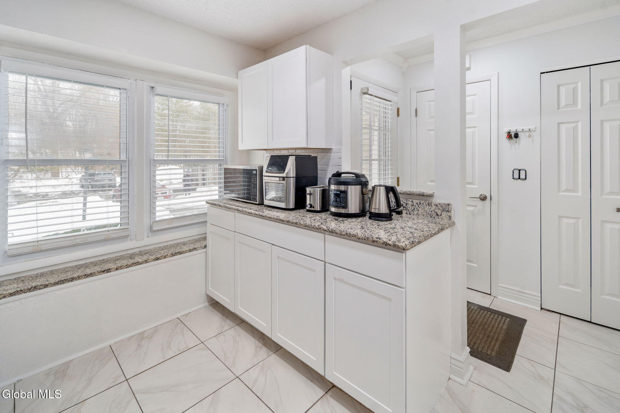 13 Raleigh Drive Halfmoon, NY 12065 - Photo 6 of 37 6-13RaleighDr_06