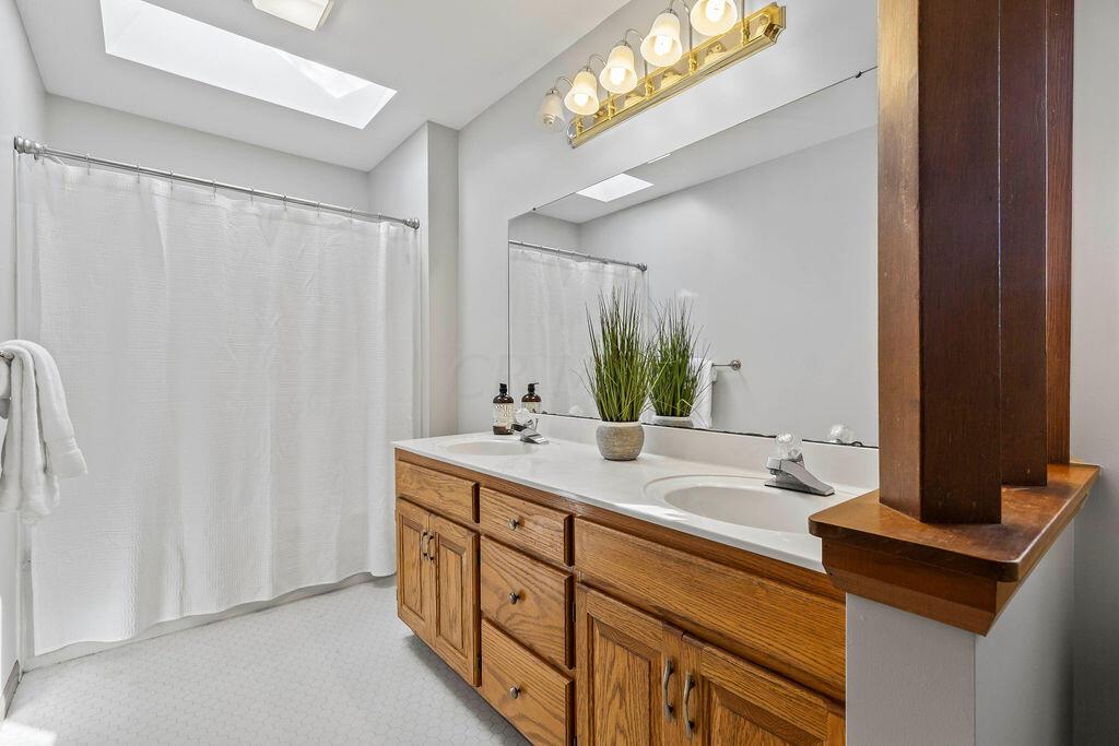 546 Clotts Road Columbus, OH 43230 - Photo 25 of 41 Primary En Suite