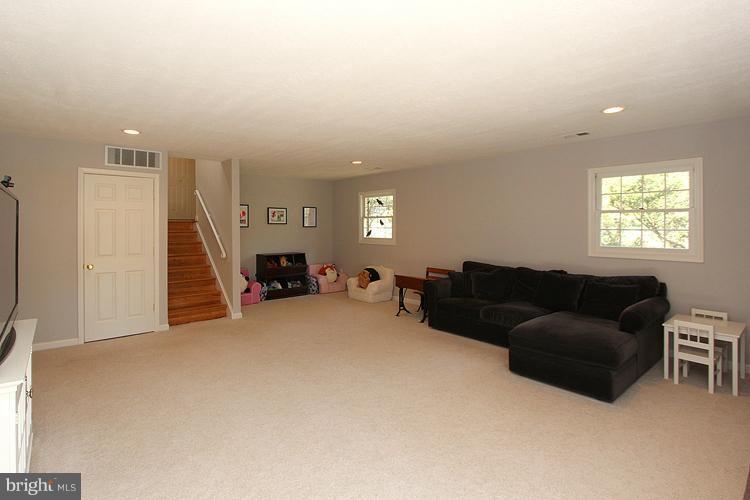 2352 Nashua Court Reston, VA 20191 - Photo 11 of 30 Family Room