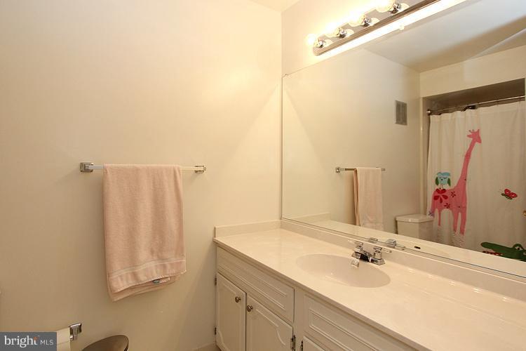 2352 Nashua Court Reston, VA 20191 - Photo 15 of 30 Bath