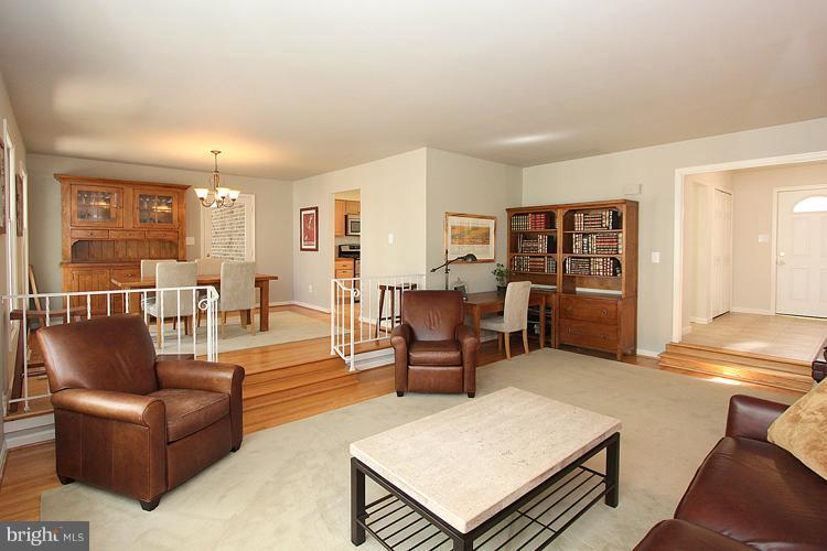 2352 Nashua Court Reston, VA 20191 - Photo 19 of 30 Living Room