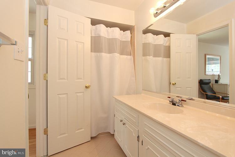 2352 Nashua Court Reston, VA 20191 - Photo 22 of 30 Bath (Master)